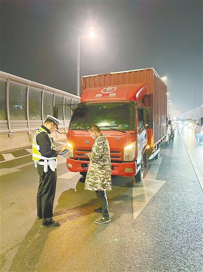 大货车、大客车违法上高架，罚！-