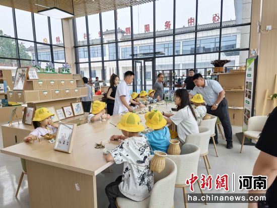 5月31日,嵩县城关镇在叶岭村农事服务中心举行非遗香包研学体验活动 王琼雅摄.jpg
