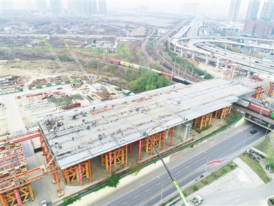 郑州：彩虹桥东侧跨钢箱梁顶推施工顺利完成