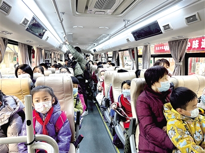 郑州首次开通社区到小学定制公交
