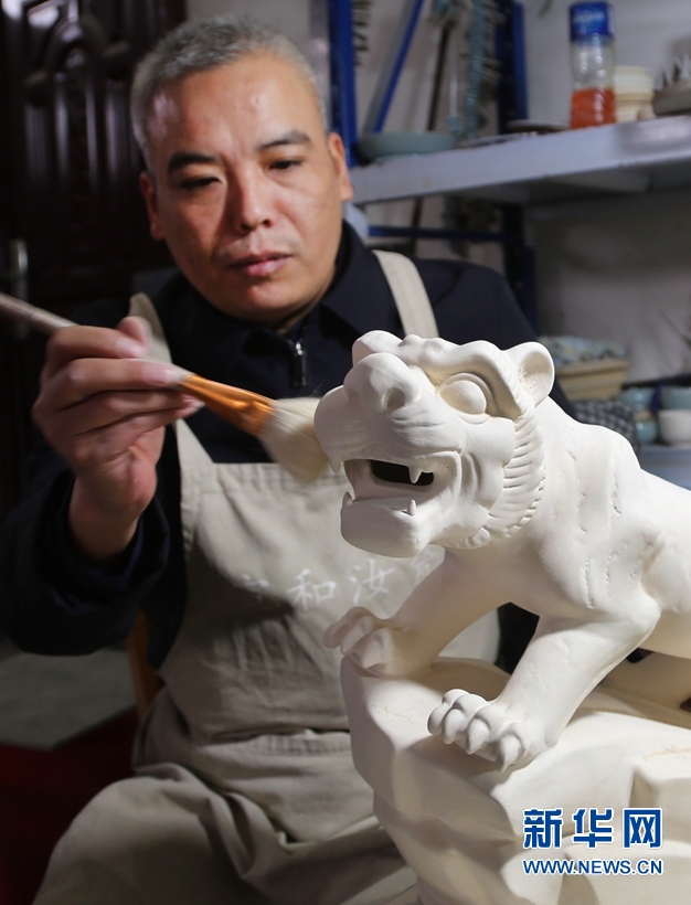 河南宝丰：汝瓷烧造艺人创作了以虎为主题的现代汝瓷产品迎接“虎”年