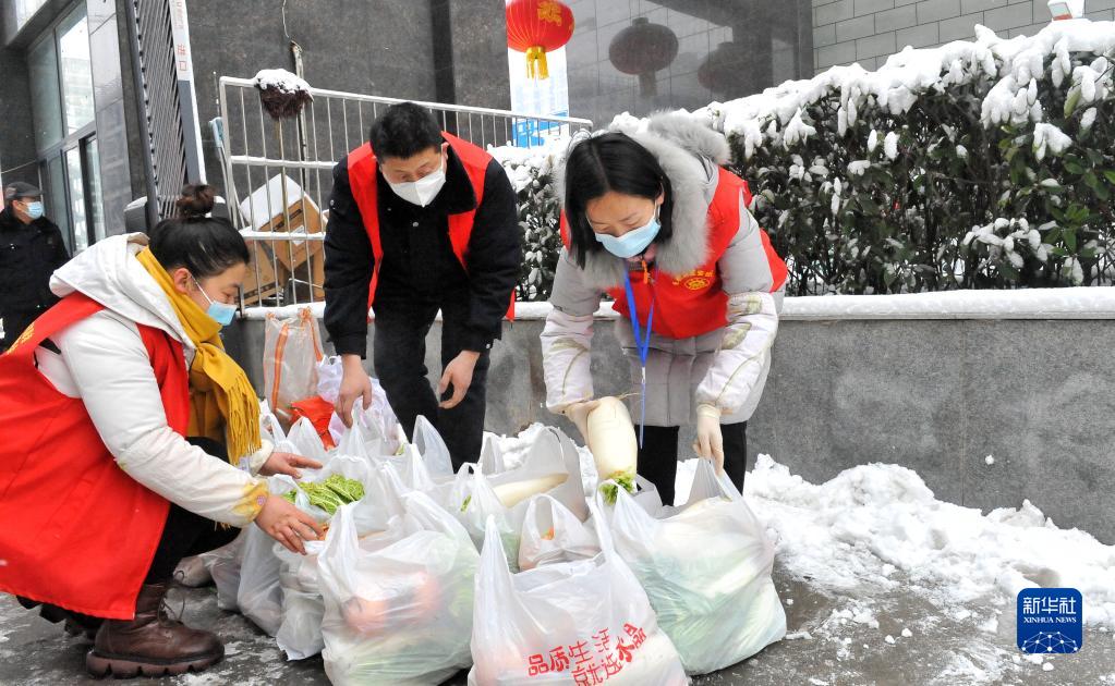 河南安阳：雪天防疫忙 社区统一采购物资、送货上门
