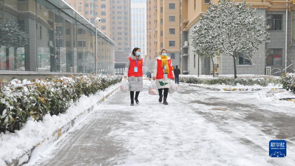 河南安阳：雪天防疫忙 社区统一采购物资、送货上门