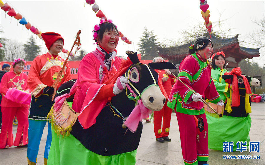 洛阳市隋唐城遗址植物园举办新春游园会 民间艺人在表演传统民俗节目