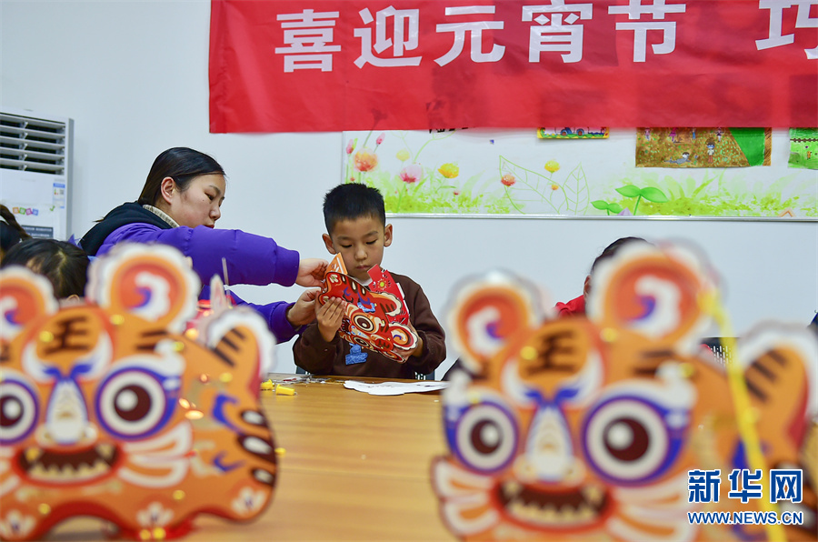 洛阳市隋唐城遗址植物园举办新春游园会 民间艺人在表演传统民俗节目