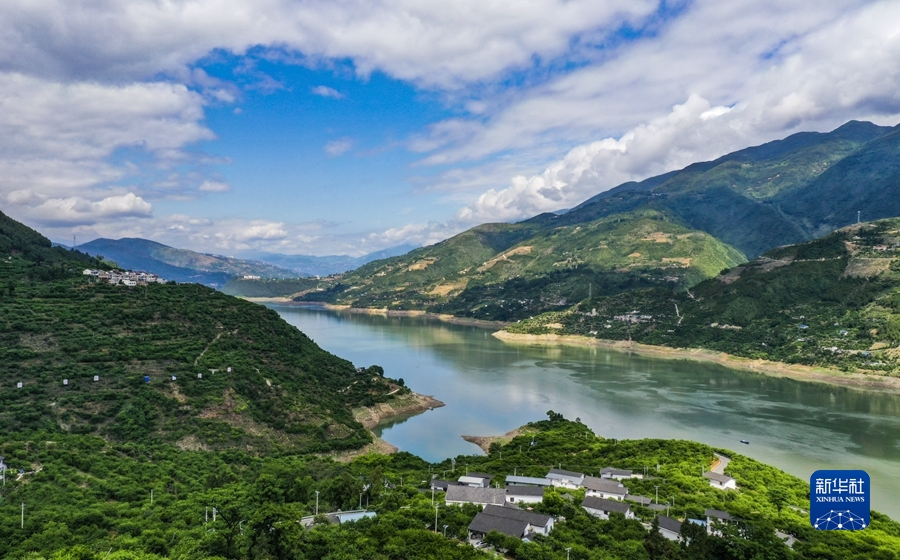 江水碧 河水清