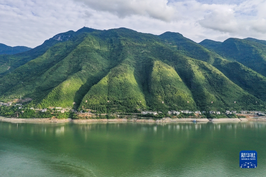 江水碧 河水清