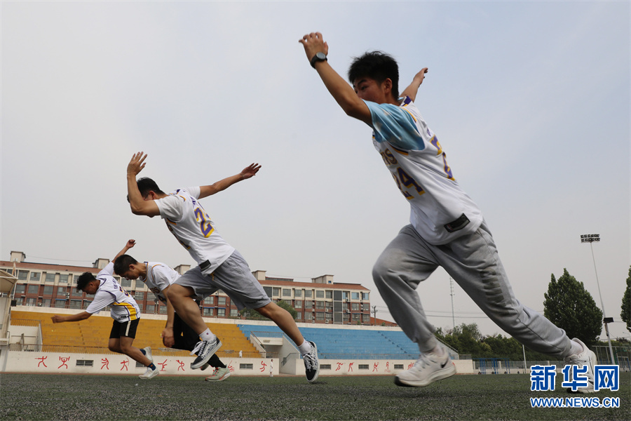 河南温县高三毕业生拍个性毕业照定格青春瞬间