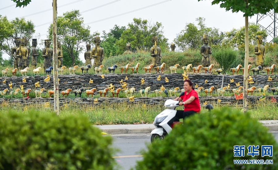 河南省洛阳市：千年“唐三彩”扮靓美丽乡村