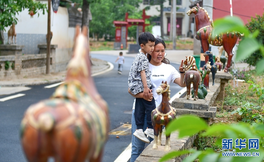 河南省洛阳市：千年“唐三彩”扮靓美丽乡村