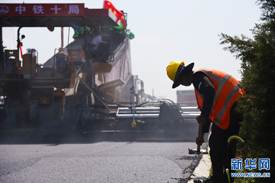 河南省罗山县：地温160℃，工人们头顶烈日施工筑路