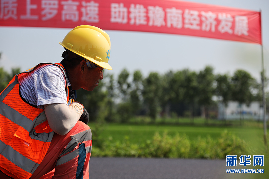 河南省罗山县：地温160℃，工人们头顶烈日施工筑路
