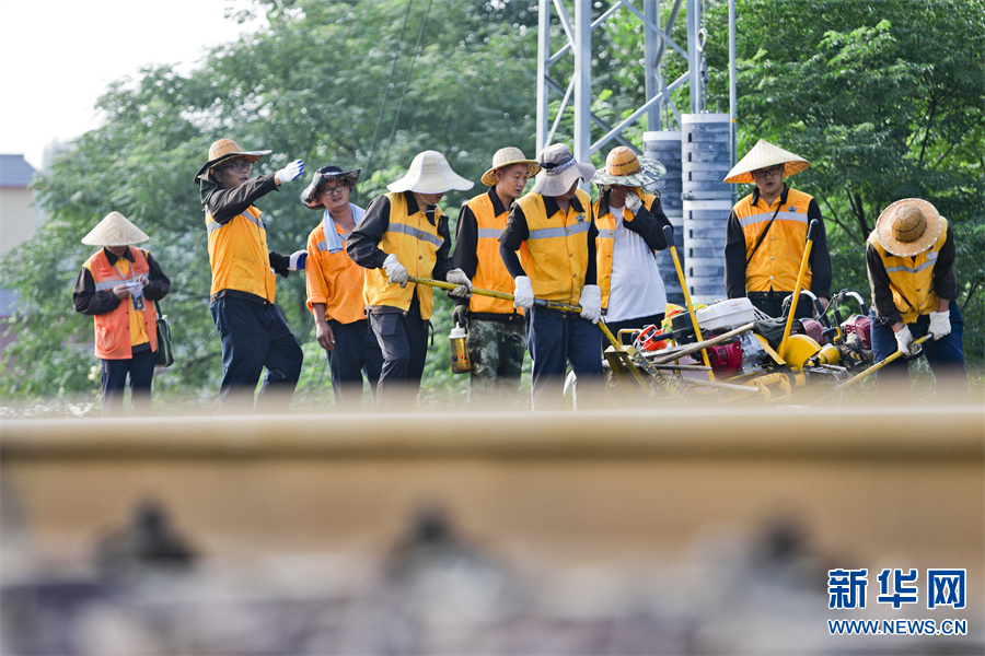 南阳：铁路高温守护忙