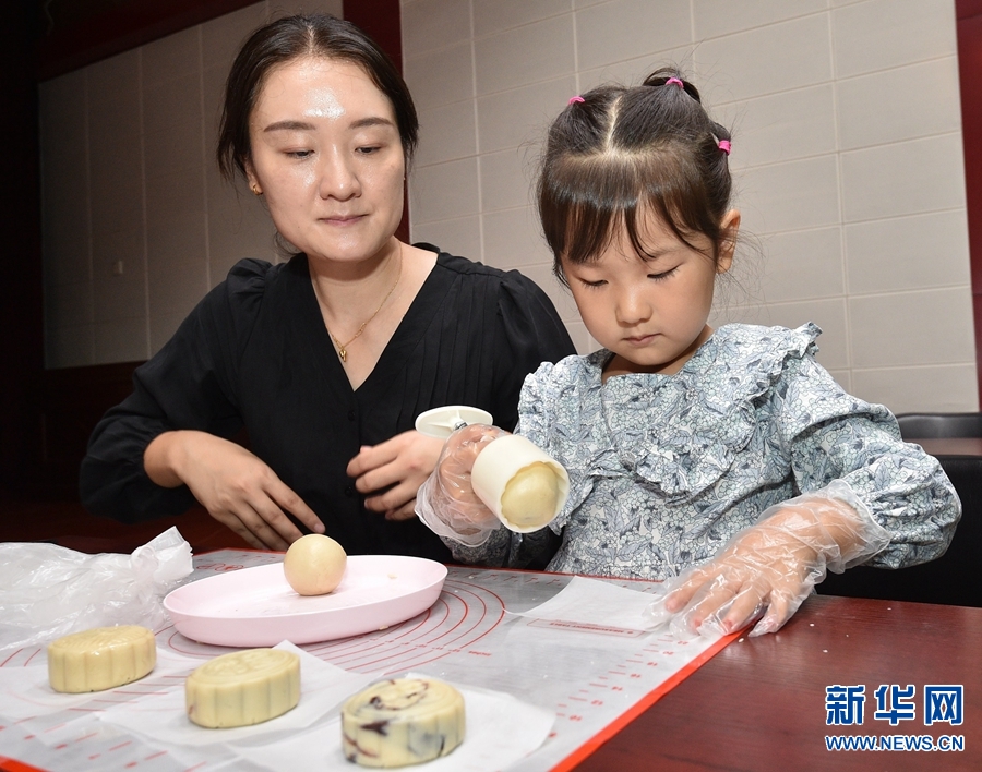 河南郑州：特别“礼物”感师恩