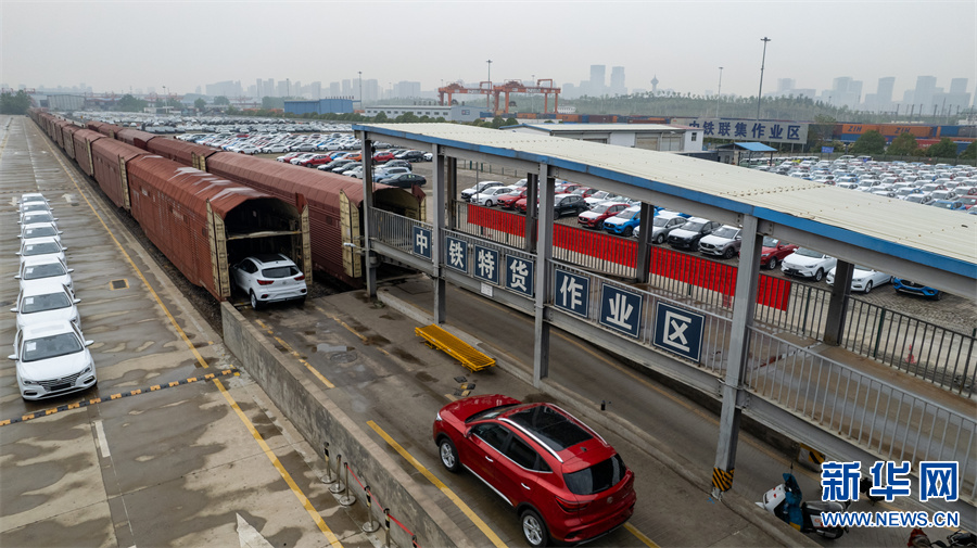 河南郑州：商品汽车铁路运输忙