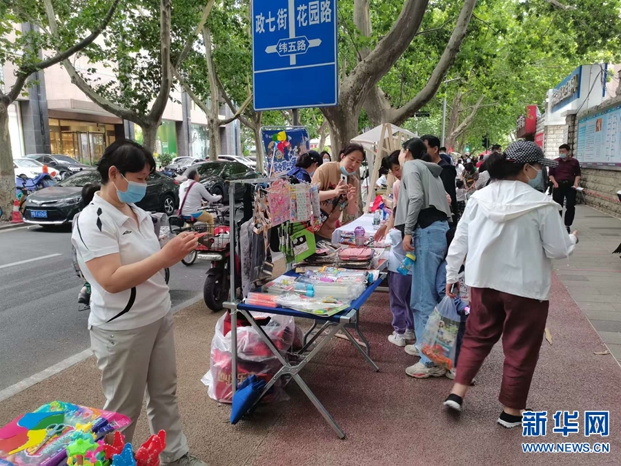 郑州：文化市集摆街头
