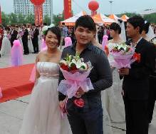 平舆县举办首届大型集体婚礼