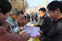 武陟县走上街头为群众解读单独生育二胎政策