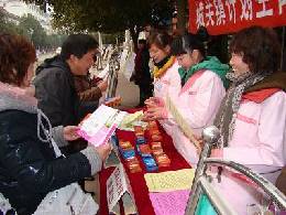南召县人口计生系统利用“双节”开展人口计生宣传活动