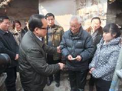 沁阳市慰问计生困难家庭暖民心