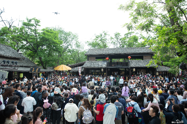 开封万岁山大宋武侠城景区内游人如织